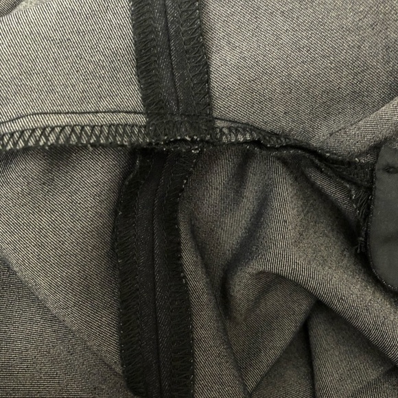 TAHARI relaxed fit Navy Blue dress pants with front pockets. Office Wear size 4 - Picture 11 of 13